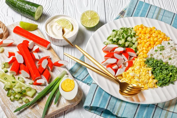 Ensalada Cangrejo Surimi Palitos Con Maíz Enlatado Pepinos Cebolla Primavera —  Fotos de Stock