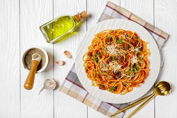 Macarrão Espaguete Alla Norma Uma Placa Branca Uma Mesa Madeira — Fotografia de Stock