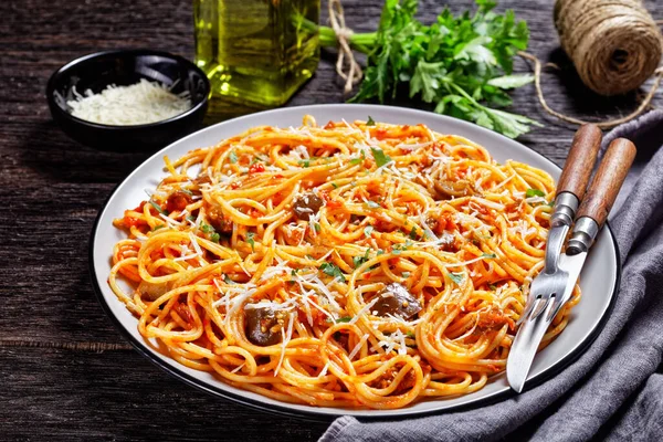 Špagety Alla Norma Sicilské Těstoviny Omáčkou Rajčatovou Omáčkou Servírované Talíři — Stock fotografie