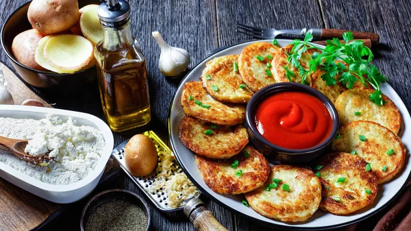 Aardappelpannenkoeken Met Kwark Met Knoflook Peterselie Geserveerd Met Ketchup Een — Stockfoto