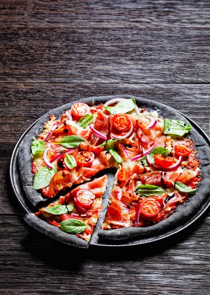 Pizza Masa Negra Con Rodajas Jamón Queso Mozzarella Tomate Hojas — Foto de Stock