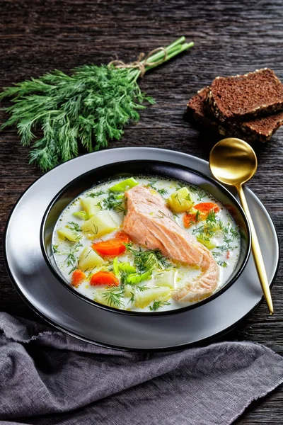 Lohikeitto Zalmvissoep Met Room Aardappel Wortelen Prei Dille Een Zwarte — Stockfoto