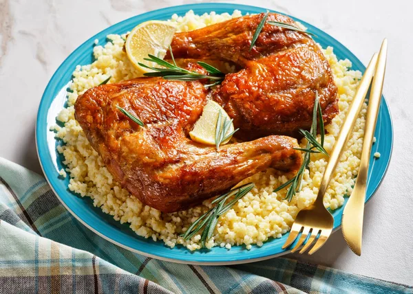 Cuartos Pierna Pollo Servidos Sobre Mijo Plato Con Cubiertos Oro —  Fotos de Stock