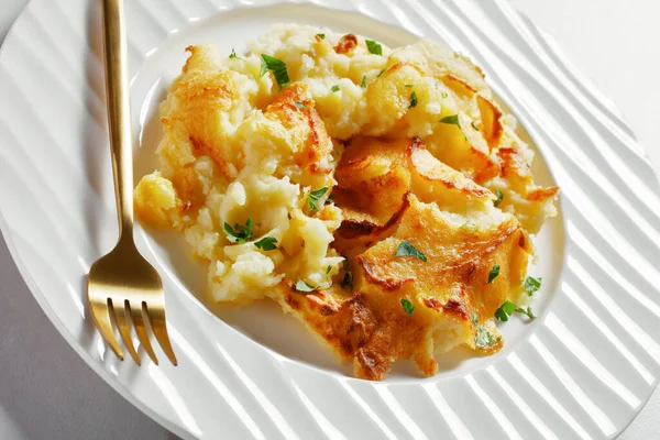 Частина Часникового Пармезана Mashed Potato Casserole Посипані Петрушкою Білій Пластині — стокове фото