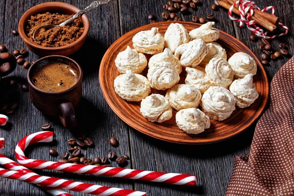 Μπισκότα Μαρέγκας Σερβιρισμένα Πιάτο Ζαχαροκάλαμο Φλιτζάνια Καφέ Κόκκους Καφέ Καστανή — Φωτογραφία Αρχείου