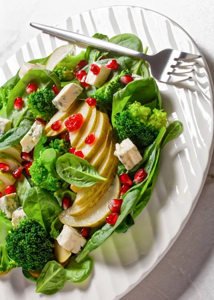 Birnensalat Mit Blauschimmelkäsewürfeln Brokkoli Spinat Getrockneten Preiselbeer Und Granatapfelkernen Auf — Stockfoto