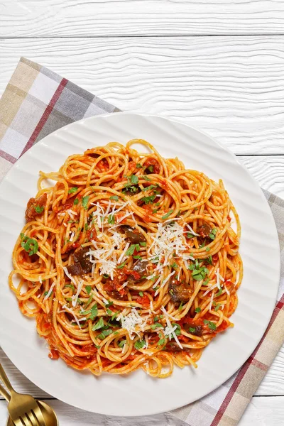 Pasta Spaghetti Alla Norma Piatto Bianco Tavolo Legno Bianco Strutturato — Foto Stock