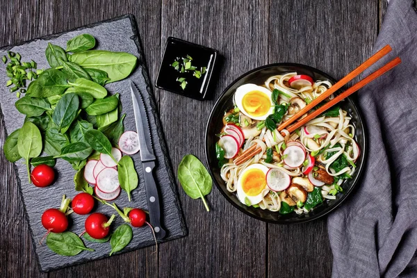 Udon Sopa Fideos Sopa Caliente Japonesa Tazón Negro Con Palillos — Foto de Stock