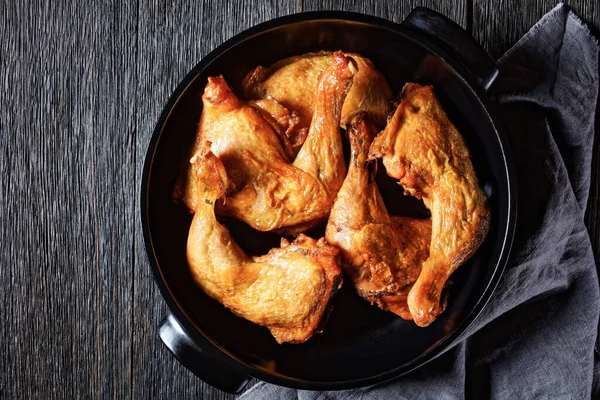 Patas Pollo Tostadas Crujientes Una Sartén Cerámica Negra Sobre Una —  Fotos de Stock