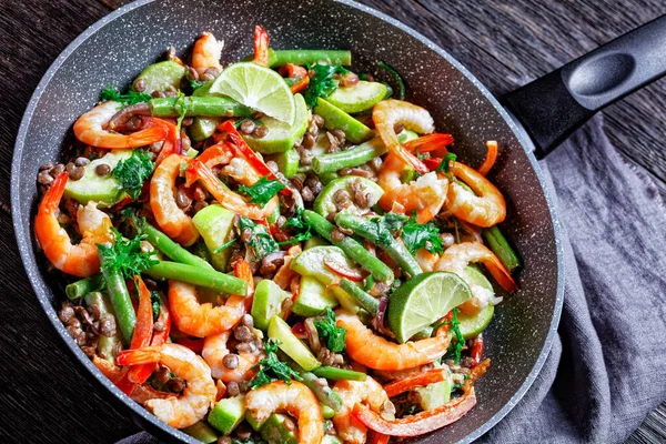 Warm Mediterranean Salad Lentils Green Beans Sweet Peppers Shrimps Wilted — Stock Photo, Image