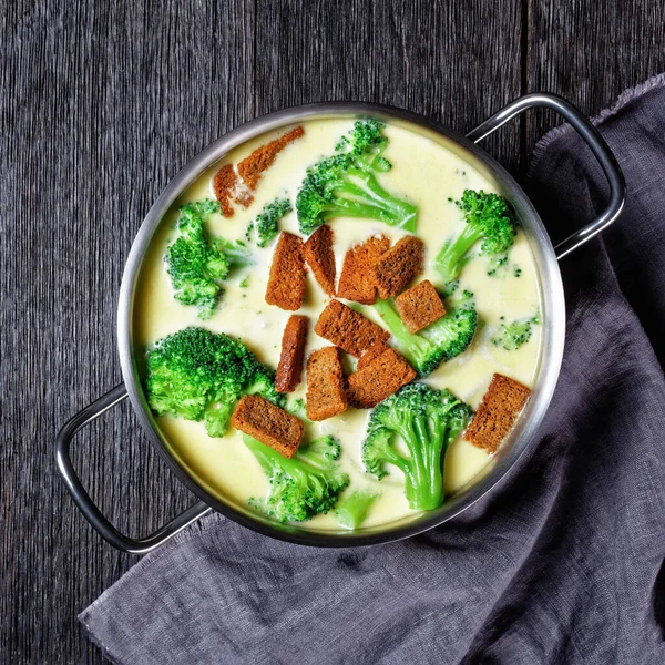 Krim Keju Sup Dengan Brokoli Dan Gandum Hitam Croutons Dalam — Stok Foto