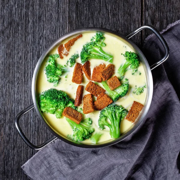 Sopa Queijo Creme Com Brócolis Croutons Centeio Pote Uma Mesa — Fotografia de Stock