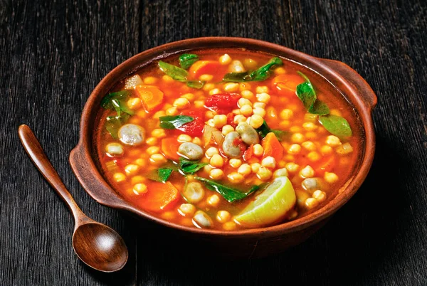 Chickpea Dan Hijau Kacang Luas Maroko Sup Dalam Mangkuk Gerabah — Stok Foto