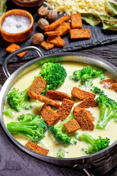 Sopa Queijo Creme Com Brócolis Croutons Centeio Uma Panela Uma — Fotografia de Stock