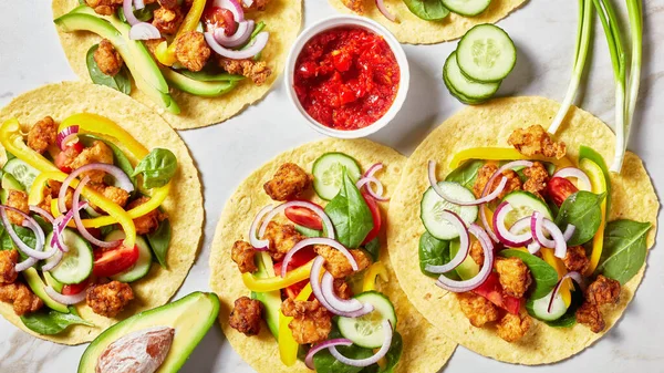 Mais Tacos Mit Avocado Gurken Frischen Spinatblättern Paprikastreifen Und Zwiebeln — Stockfoto