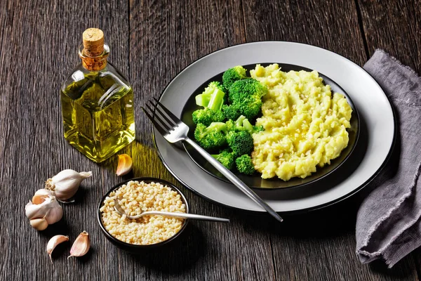 Broccoli Aardappelpuree Bestrooid Met Gehakte Amandelen Geserveerd Met Gestoomde Broccoli — Stockfoto