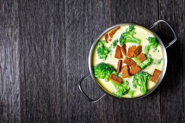 Sopa Queijo Creme Com Brócolis Croutons Centeio Pote Uma Mesa — Fotografia de Stock