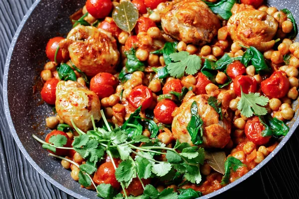 Pollo Tradizionale Curry Ceci Cosce Pollo Disossate Con Pomodorini Spinaci — Foto Stock