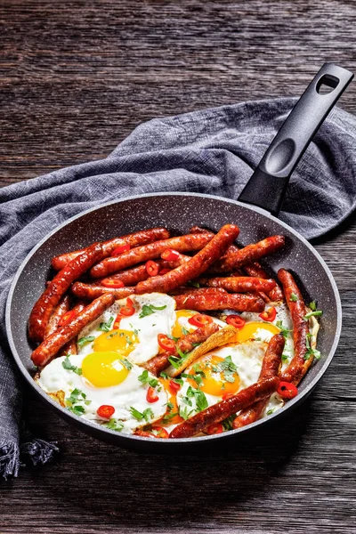 Longaniza Con Huevos Desayuno Salchichas Con Huevos Fritos Una Sartén —  Fotos de Stock