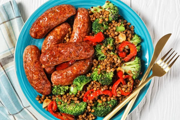 Kahverengi Mercimek Kırmızı Biber Brokoli Ile Pişirilmiş Talyan Domuz Sosisleri — Stok fotoğraf