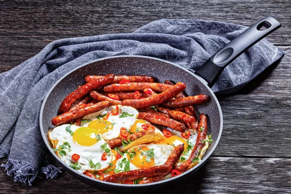 Longaniza Con Huevos Desayuno Salchichas Con Huevos Fritos Una Sartén —  Fotos de Stock