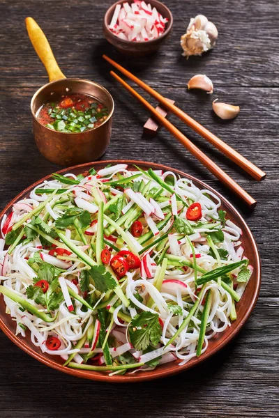 Fideos Arroz Ensalada Verduras Plato Sobre Una Mesa Madera Cocina — Foto de Stock