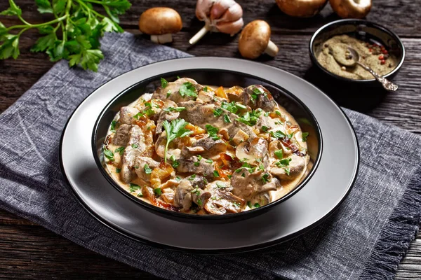 Cremos Vițel Ficat Stroganoff Într Castron Negru Masă Lemn Rustic — Fotografie, imagine de stoc