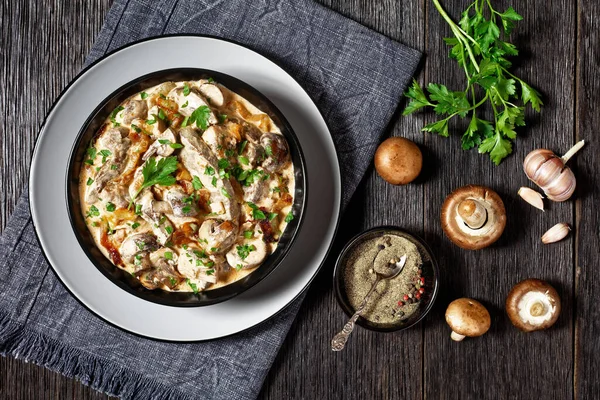 Stroganoff Ficat Miel Într Castron Negru Masă Lemn Rustic Închis — Fotografie, imagine de stoc