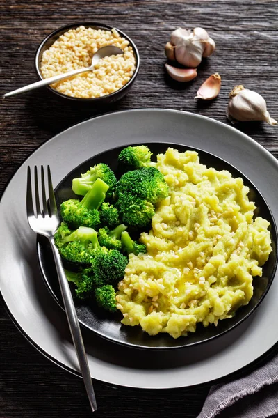 Broccoli Aardappelpuree Bestrooid Met Gehakte Amandelen Geserveerd Met Gestoomde Broccoli — Stockfoto