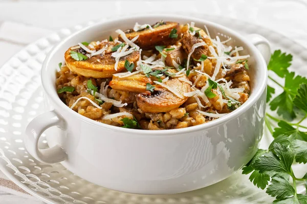 Klassieke Romige Champignon Risotto Bestrooid Met Geraspte Parmezaanse Kaas Peterselie — Stockfoto