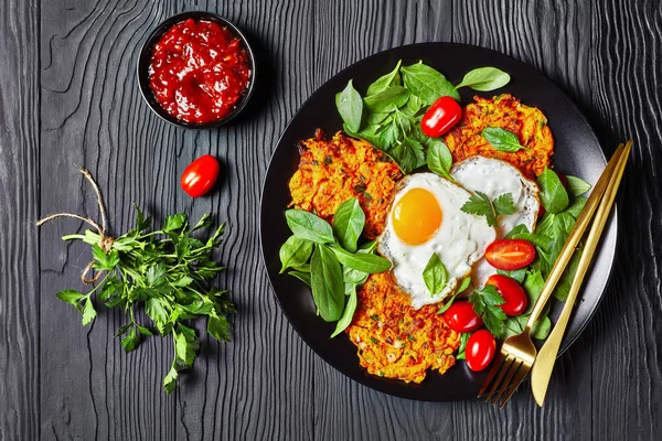 Panqueques Patata Dulce Con Huevos Fritos Tomates Verduras Servidos Plato — Foto de Stock