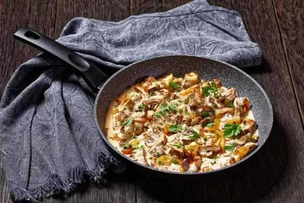 Stroganoff Fígado Cogumelo Bezerro Uma Panela Uma Mesa Madeira Carvalho — Fotografia de Stock