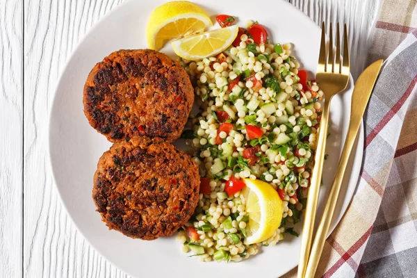 Harissa Lamb Burgerleri Üzerinde Inci Kuskus Salatası Limon Dilimleri Olan — Stok fotoğraf