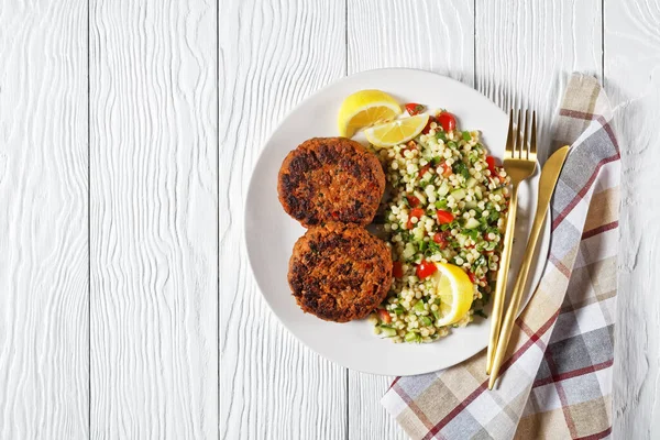 Harissa Lamb Burgerleri Üzerinde Inci Kuskus Salatası Limon Dilimleri Olan — Stok fotoğraf