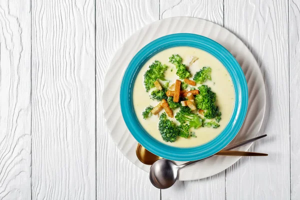 Roomsoep Met Broccoli Croutons Een Blauwe Schaal Een Witte Houten — Stockfoto