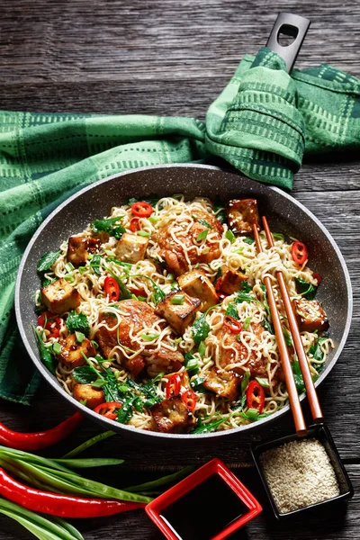 Tofu Agridulce Muslos Pollo Fideos Wok Chinos Col Rizada Marchita — Foto de Stock