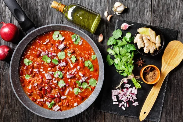 Afghanska Kidney Bean Curry Lubya Stekpanna Ett Träbord Med Ingredienser — Stockfoto