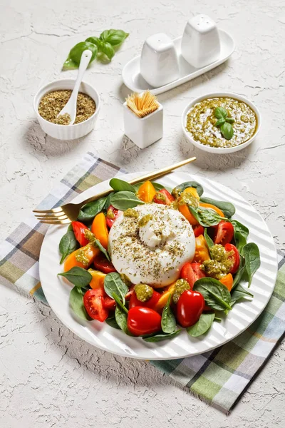 Spinazie Tomaat Burrata Kaas Salade Met Basilicum Pesto Aankleden Een — Stockfoto