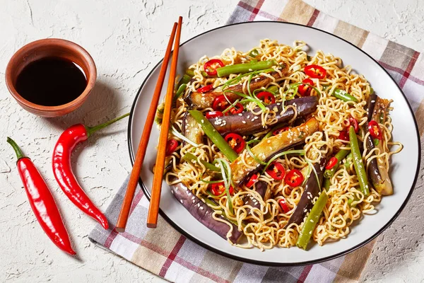 Ensalada Fideos Berenjena Verde Plato Una Mesa Textura Blanca Con — Foto de Stock