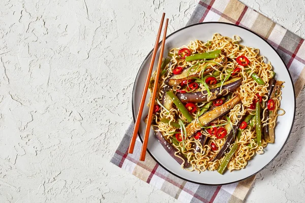 Ensalada Fideos Berenjena Verde Plato Sobre Una Mesa Textura Blanca — Foto de Stock