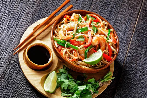 Almohadilla Fideos Tailandeses Salteado Con Camarones Zanahorias Pimiento Rojo Cilantro — Foto de Stock