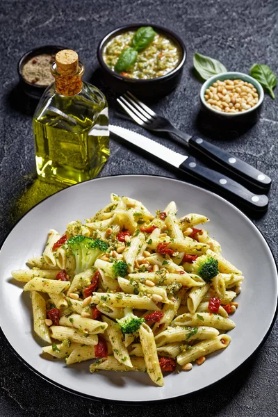 Broccoli Pesto Pasta Met Zongedroogde Tomaten Pijnboompitten Een Bord Ingrediënten — Stockfoto