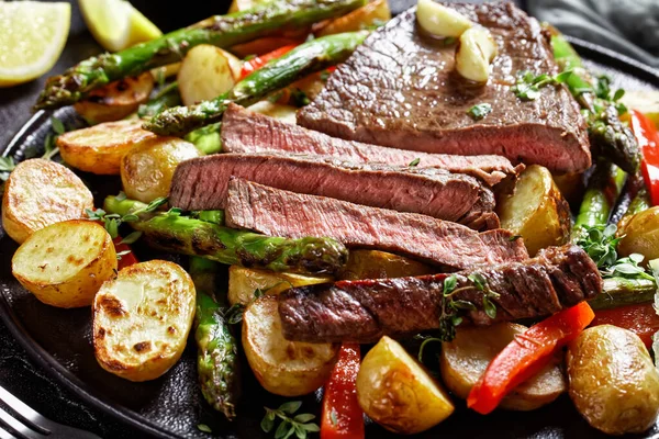 Primer Plano Filete Ternera Rodajas Con Verduras Asadas Nuevas Papas —  Fotos de Stock