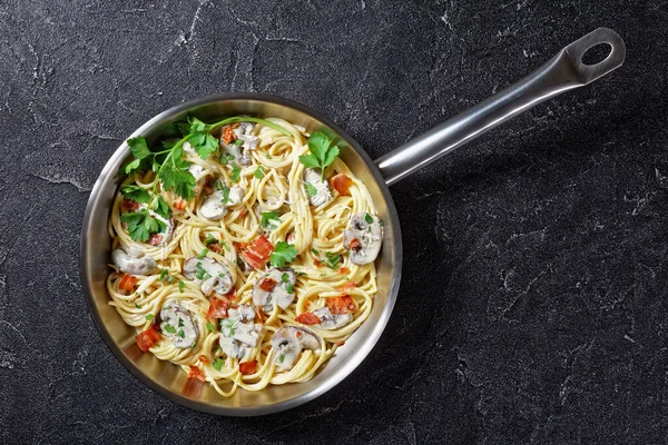 Pasta Italiana Con Salsa Funghi Cremini Panna Pesante Parmigiano Con — Foto Stock