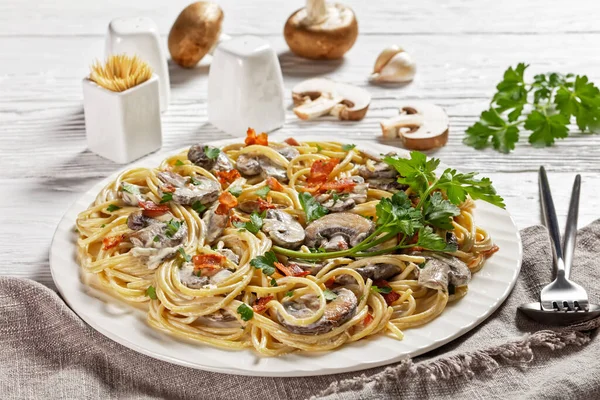 Italiaanse Spaghetti Met Cremini Champignonsaus Van Zware Room Parmezaanse Kaas — Stockfoto