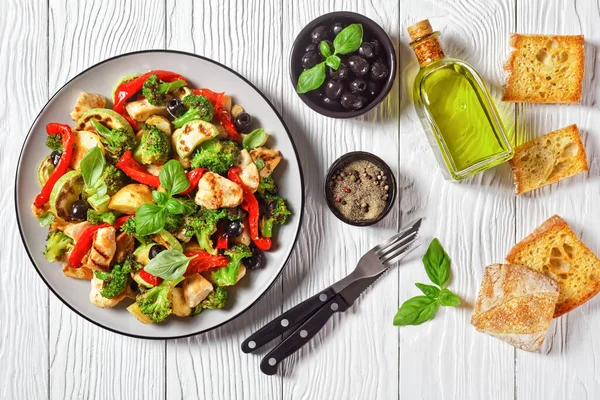 Assado Legumes Brócolis Frango Com Batata Jovem Pimenta Courgette Azeitonas — Fotografia de Stock