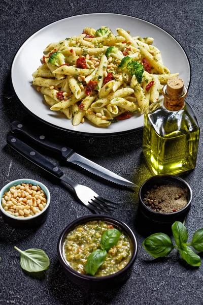 Broccoli Pesto Pasta Met Zongedroogde Tomaten Pijnboompitten Een Bord Ingrediënten — Stockfoto