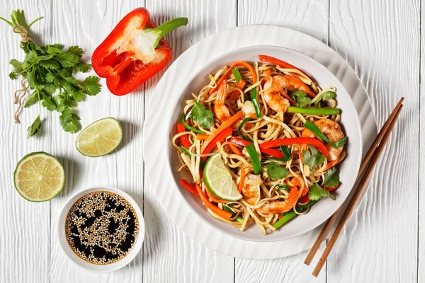 Almohadilla Camarones Tailandesa Con Verduras Salsa Tamarindo Cebolla Primavera Hierbas — Foto de Stock