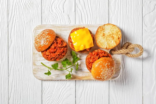 Sanduíches Sloppy Joe Pães Brioche Servidos Uma Tábua Madeira Branca — Fotografia de Stock