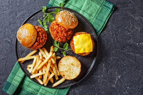 Yapımı Bbq Sloppy Joe Sandviçleri Siyah Tabakta Patates Kızartması Düz — Stok fotoğraf